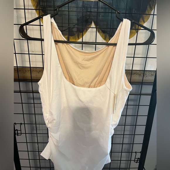 - NWT leisure athletic workout loungewear top. Better than lululemon and Halara - Picture 3 of 6